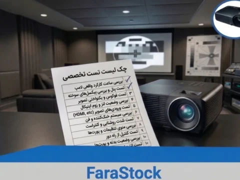 عکسی با کیفیت و رئال از یک دستگاه ویدئو پروژکتور استوک باکیفیت در حال نمایش تصویر روی پرده به همراه چک لیست خرید ویدئو پروژکتور دست دوم به همراه لوگوی برند فرااستوک درج‌شده روی گوشه کادر